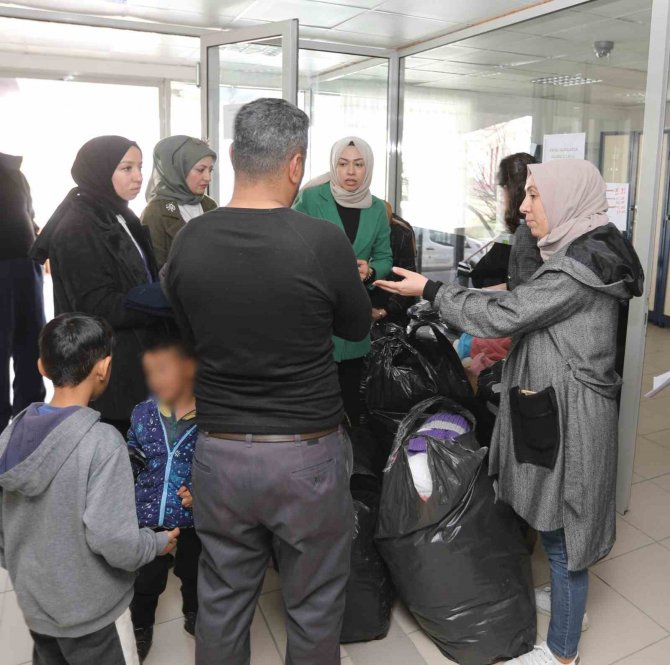 Van Büyükşehir Belediyesi Yurtlarda Kalan Depremzedeleri Unutmadı