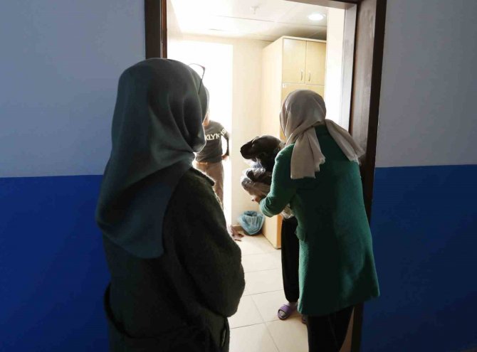 Van Büyükşehir Belediyesi Yurtlarda Kalan Depremzedeleri Unutmadı