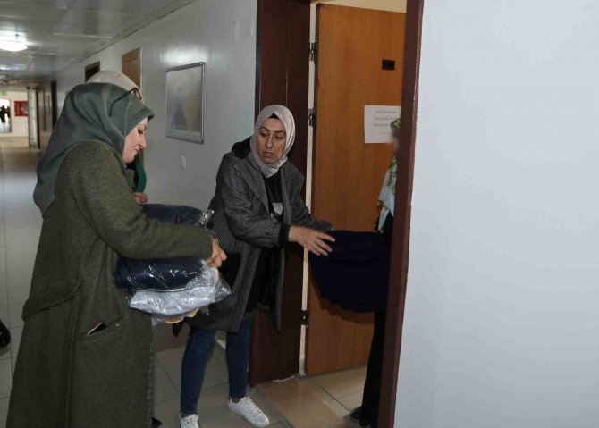Van Büyükşehir Belediyesi Yurtlarda Kalan Depremzedeleri Unutmadı