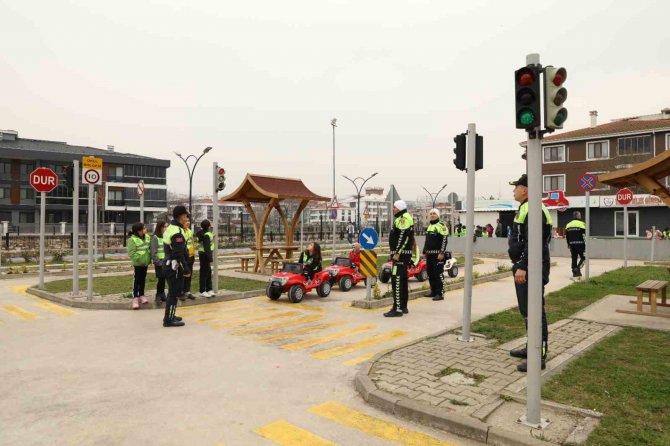 Yalova’da Öğrencilerin Trafik Eğitimi Eğlenceye Dönüşüyor