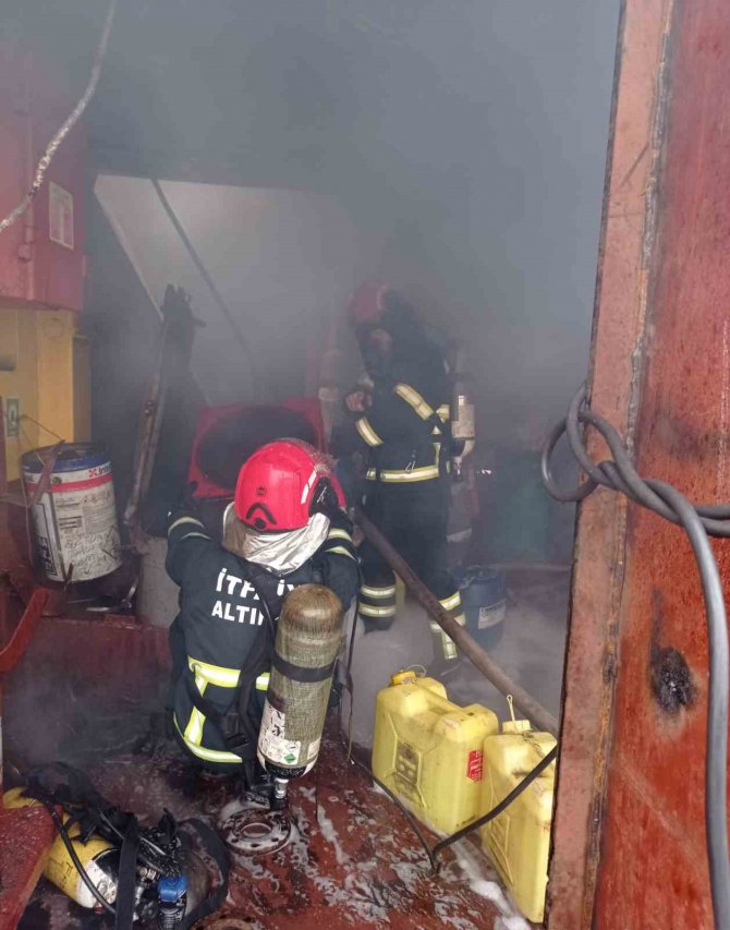 Altınova Tersaneler Bölgesi’nde Gemi Yangını
