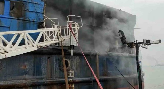 Altınova Tersaneler Bölgesi’nde Gemi Yangını