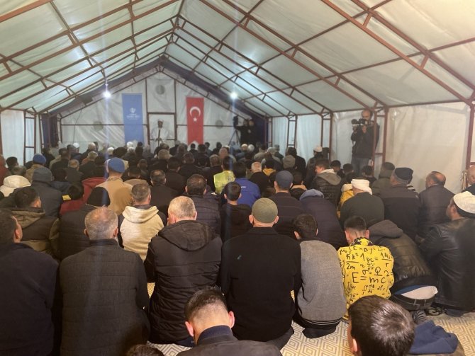 Adıyaman’da İlk Teravih Namazı Çadırda Kılındı
