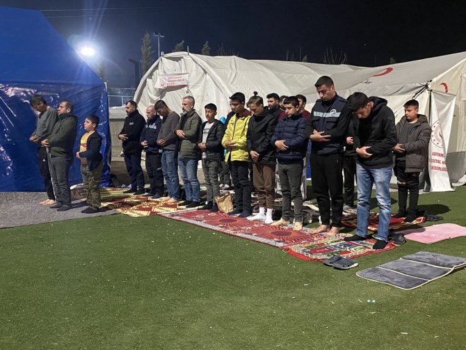 Adıyaman’da İlk Teravih Namazı Çadırda Kılındı