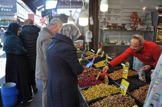 Ramazan Hazırlığı Yapan Vatandaşlar Zeytin Tezgâhlarının Önünü Doldurdu