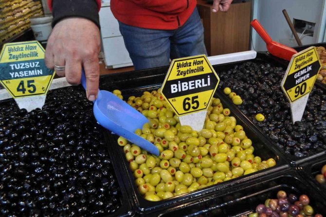 Ramazan Hazırlığı Yapan Vatandaşlar Zeytin Tezgâhlarının Önünü Doldurdu