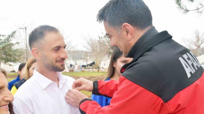 Afad Koordinatörü Vali Tekbıyıkoğlu, Depremzede Gence Kız İstedi