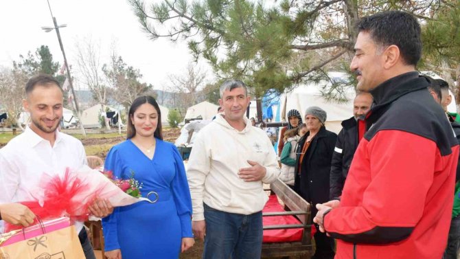 Afad Koordinatörü Vali Tekbıyıkoğlu, Depremzede Gence Kız İstedi