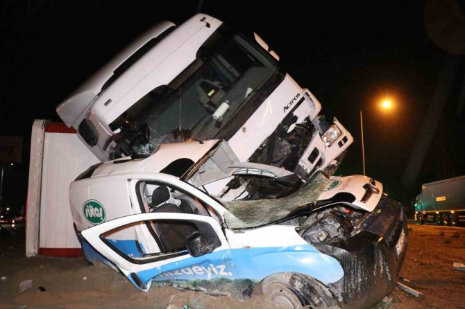 Tır Hafif Ticari Araca Çarptı: 2 Ağır Yaralı