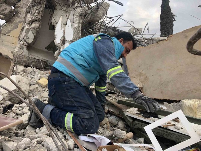 Babadan Kalan 50 Yıllık Dükkânın Enkazında Tırnaklarıyla Hatıralarını Arıyor