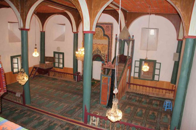 Tarihi Bektaşbey Camii Ahşap Sütunları Ve Süslemeleri İle İlgi Çekiyor