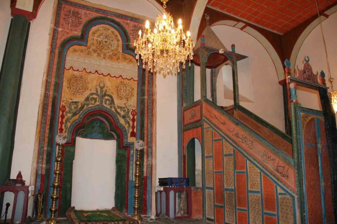 Tarihi Bektaşbey Camii Ahşap Sütunları Ve Süslemeleri İle İlgi Çekiyor