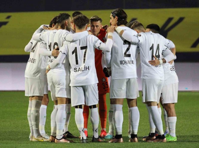 Altay, Topu Rakibine Bırakıyor