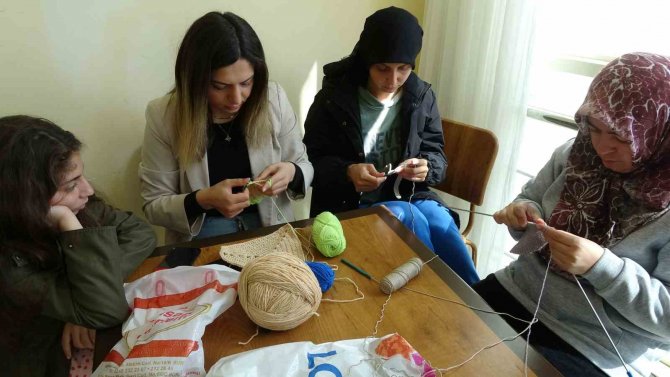 Burdur’da Kalan Depremzedeler El Sanatları Kursuyla Kendilerini Geliştiriyor