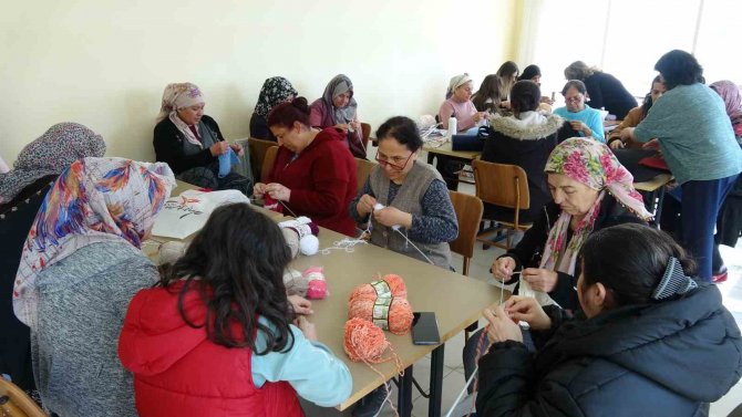 Burdur’da Kalan Depremzedeler El Sanatları Kursuyla Kendilerini Geliştiriyor