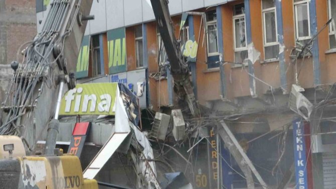 Malatya’da Ağır Hasarlı Binaların Yıkımı Sürüyor