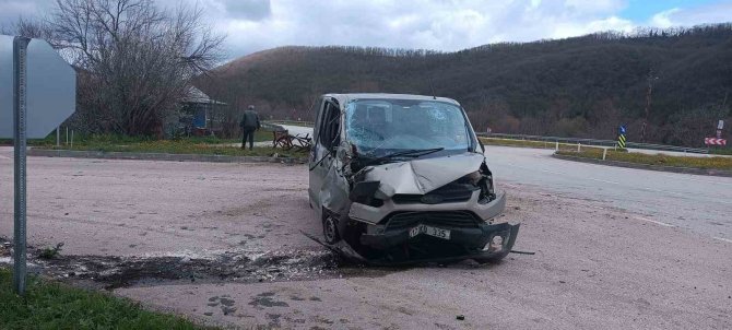 Çan’da Kontrolden Çıkan Ticari Araç Elektrik Direğine Çarptı
