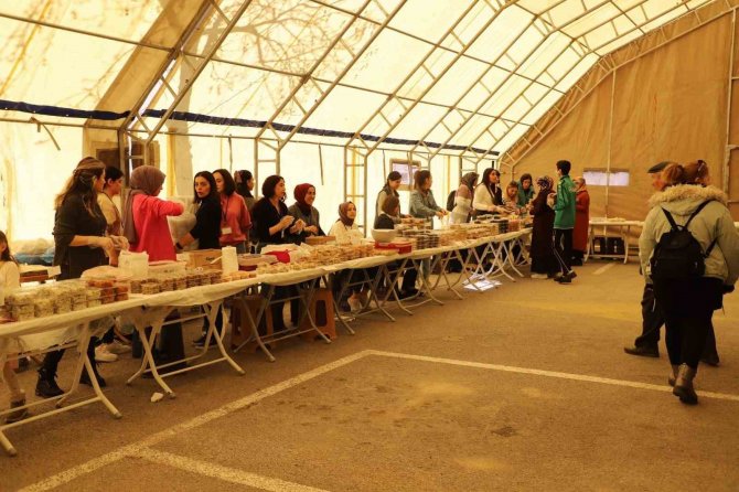 Kadınlar Tek Yürek Oldu, Depremzedeler İçin Yardım Panayırı Düzenledi