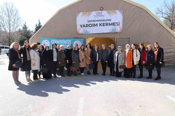 Kadınlar Tek Yürek Oldu, Depremzedeler İçin Yardım Panayırı Düzenledi