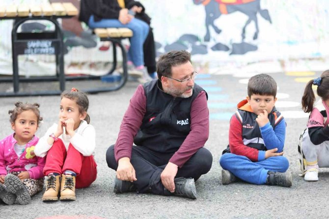Vali Gökmen Çiçek, Adıyaman’da Depremzede Çocukların Oyun Davetini Kırmadı