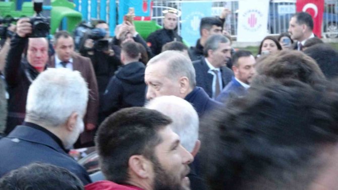 Cumhurbaşkanı Erdoğan İlk İftarını Depremzedelerle Açtı