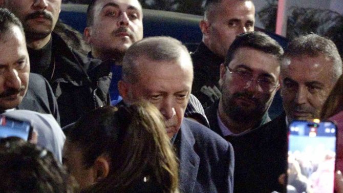 Cumhurbaşkanı Erdoğan İlk İftarını Depremzedelerle Açtı