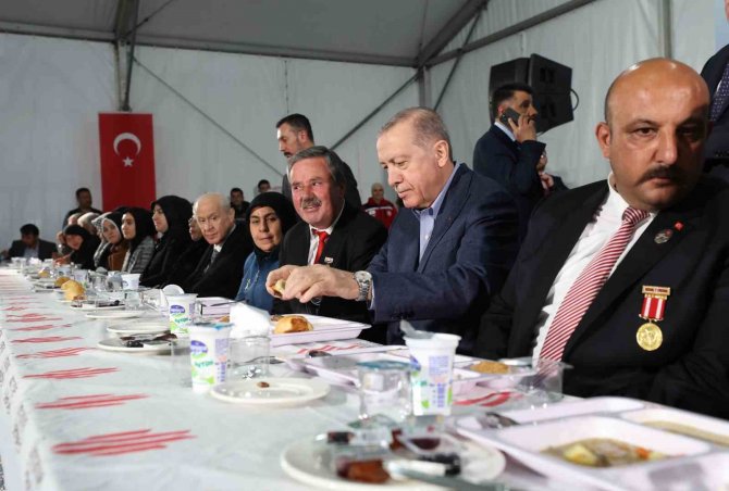 Cumhurbaşkanı Erdoğan: “Türkiye’yi Terörle Dize Getirme, Türk Siyasetini Marjinal Yapılar Eliyle Dizayn Etme Girişimini Hep Birlikte Boşa Çıkartacağız”