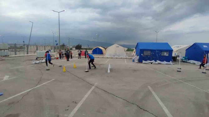 Depremzede Gençler Sınavlara Çadır Kentte Kurulan Parkurda Hazırlanıyor