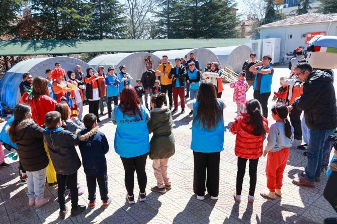 Genç Kuşak, Deprem Bölgesinde Yüzleri Güldürdü