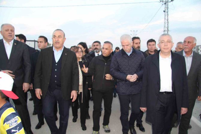 Dışişleri Bakanı Çavuşoğlu İftarını Depremzedelerle Yaptı