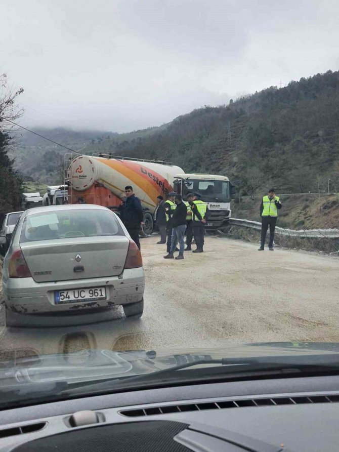 Makaslayan Tır Yığılca Yolunu Trafiğe Kapattı
