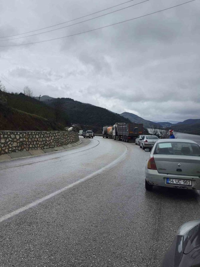 Makaslayan Tır Yığılca Yolunu Trafiğe Kapattı