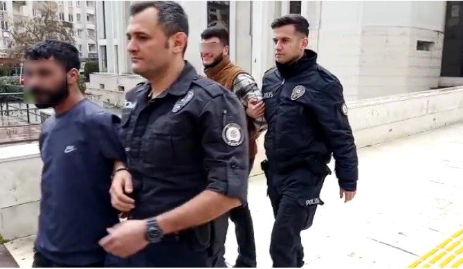 Böylesi De Çıktı : Gülerek Cezaevine Gittiler
