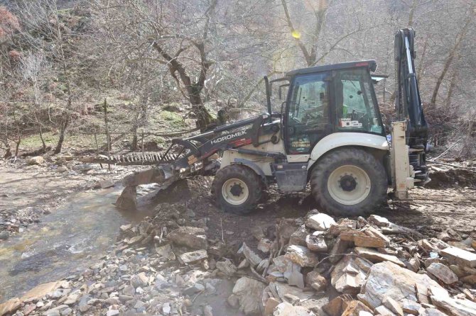 Efeler Belediyesi, Yağış Nedeniyle Kapanan Yollara Müdahale Etti