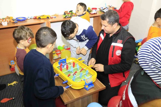 Depremzede Çocukların Yaraları Sarılıyor