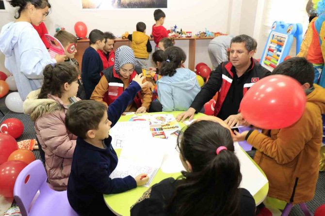 Depremzede Çocukların Yaraları Sarılıyor