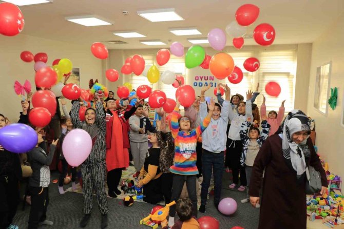 Depremzede Çocukların Yaraları Sarılıyor