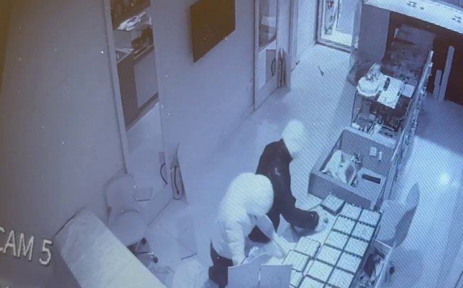 Film Sahnelerini Aratmayan Soygun Kamerada, “20 Yıllık Kuyumculuğumu, 3 Dakikaya Sığdırmışlar”