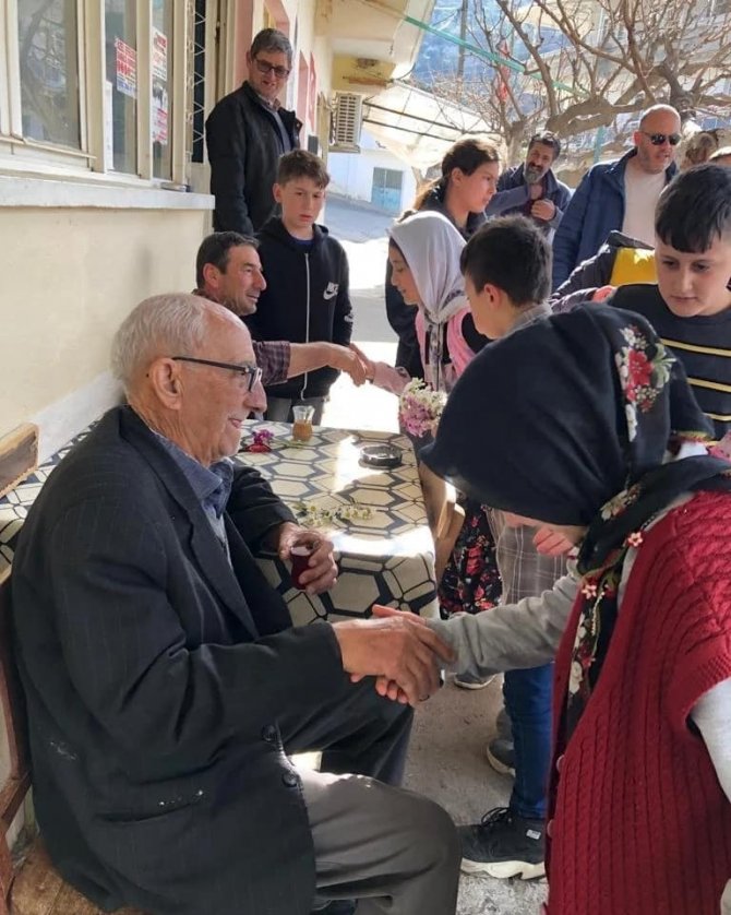 Gençlerden Köyün Yaşlılarını Duygulandıran Hareket
