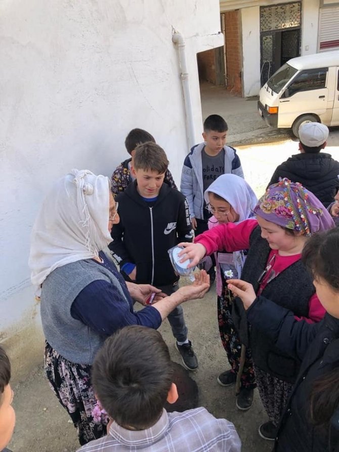 Gençlerden Köyün Yaşlılarını Duygulandıran Hareket