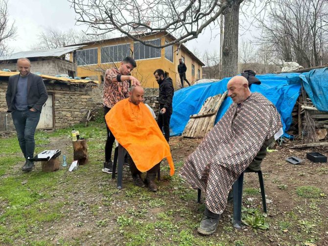 Gönüllü Öğrenciler Köy Çocuklarını Ücretsiz Tıraş Etti