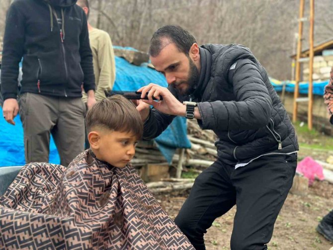 Gönüllü Öğrenciler Köy Çocuklarını Ücretsiz Tıraş Etti