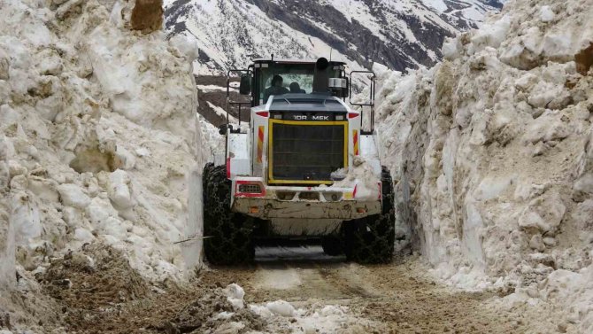 Yüksekova’da 5 Metreyi Bulan Kar Tünelleri