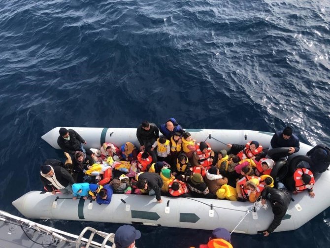 İ̇zmir’de 54 Göçmen Kurtarıldı