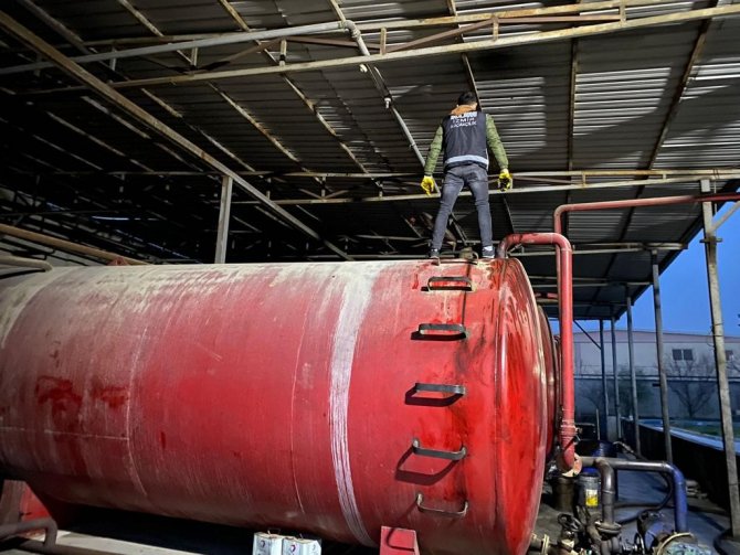İ̇zmir’de Fabrikada 254 Ton Kaçak Akaryakıt Ele Geçirildi