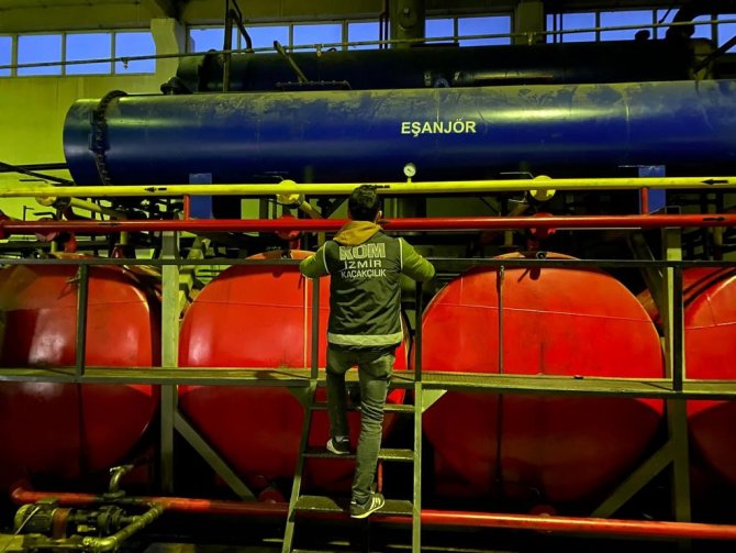 İ̇zmir’de Fabrikada 254 Ton Kaçak Akaryakıt Ele Geçirildi