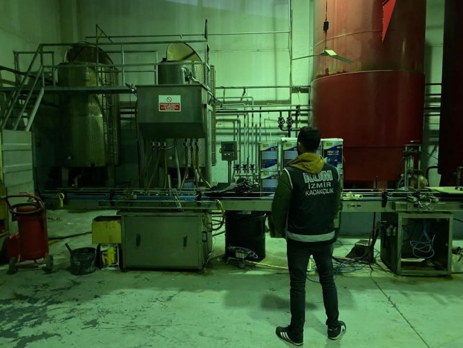 İ̇zmir’de Fabrikada 254 Ton Kaçak Akaryakıt Ele Geçirildi