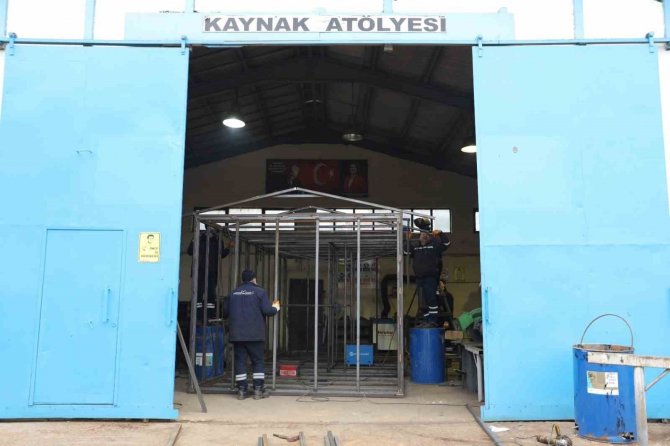 Öz Kaynaklarıyla Depremzedeler İçin Konteyner Ev Yapıyorlar