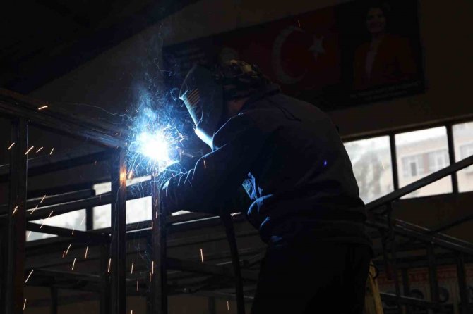 Öz Kaynaklarıyla Depremzedeler İçin Konteyner Ev Yapıyorlar