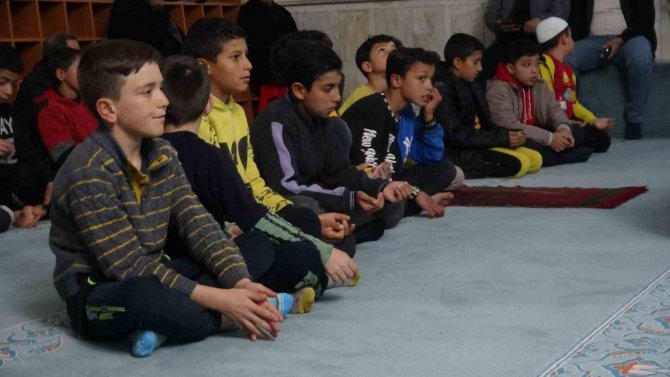 Deprem Bölgesi Kilis’te İlk Teravih Namazına Yoğun İlgi